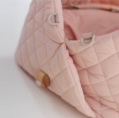 Komfortabler Reisekorb für unterwegs Pink