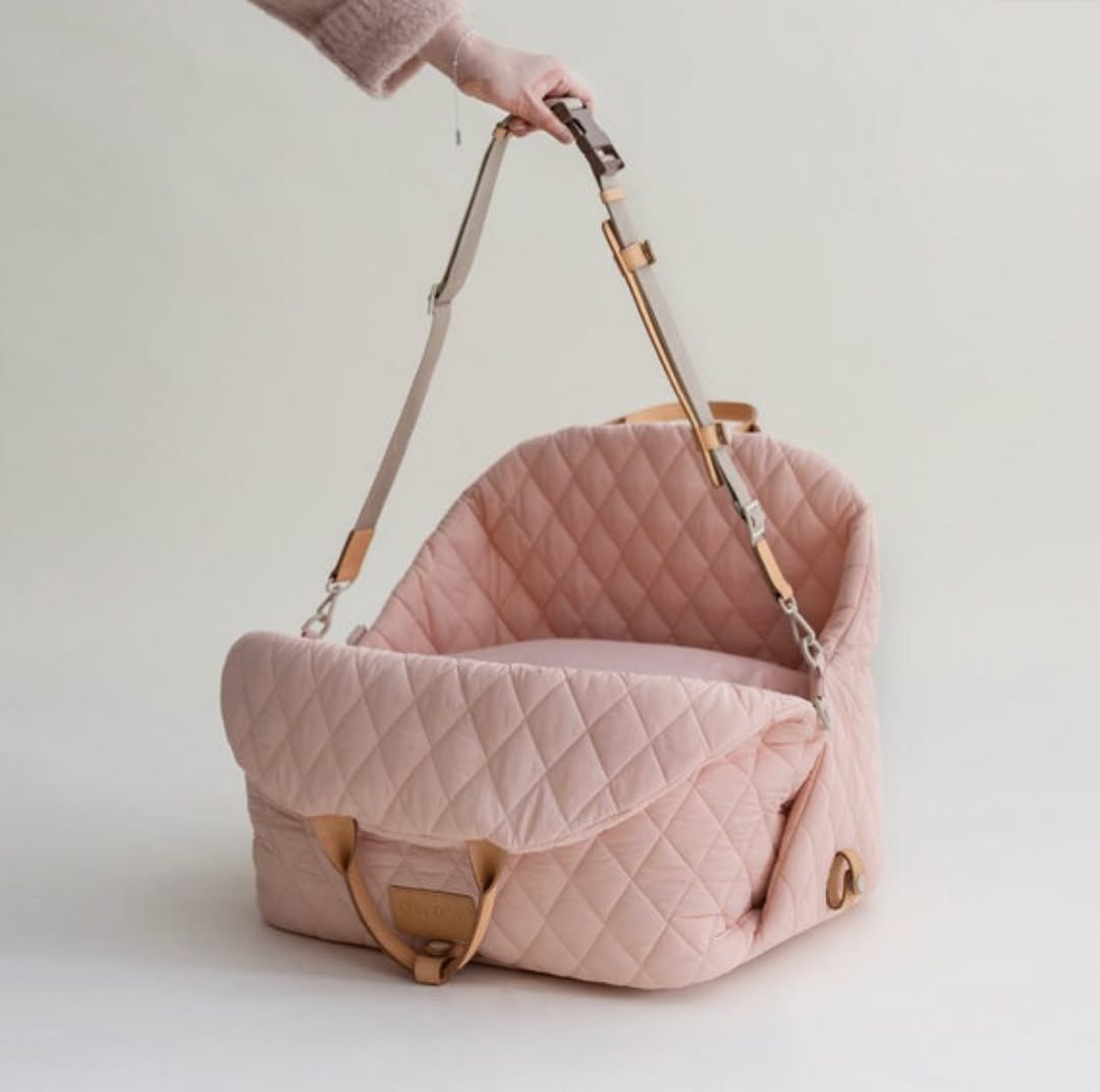 Komfortabler Reisekorb für unterwegs Pink